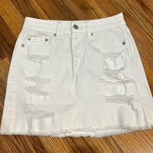 American Eagle Women’s White Distressed mini skirt Size 00